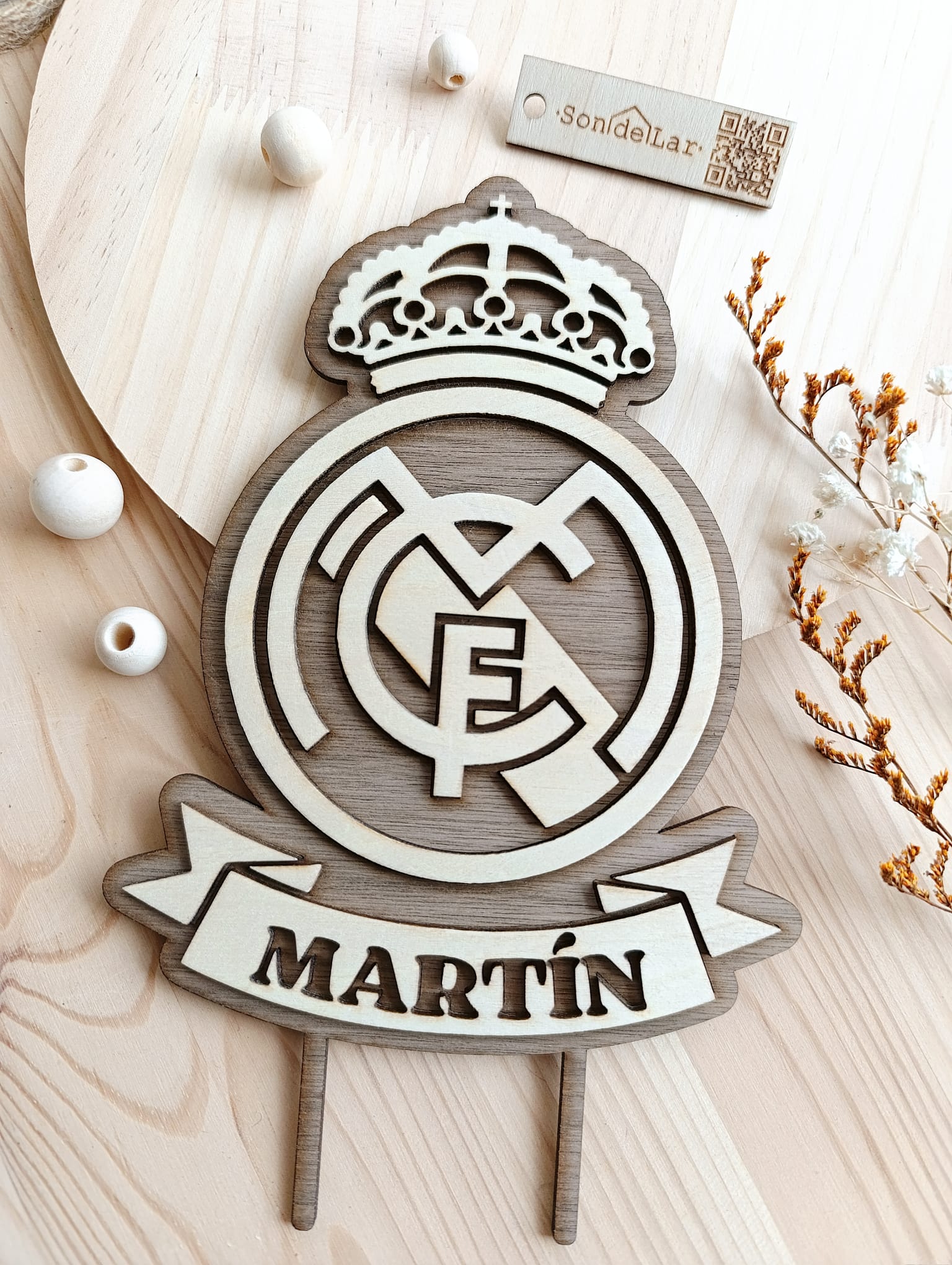 <strong>• Cake Topper Madera – Escudo Personalizado •</strong>