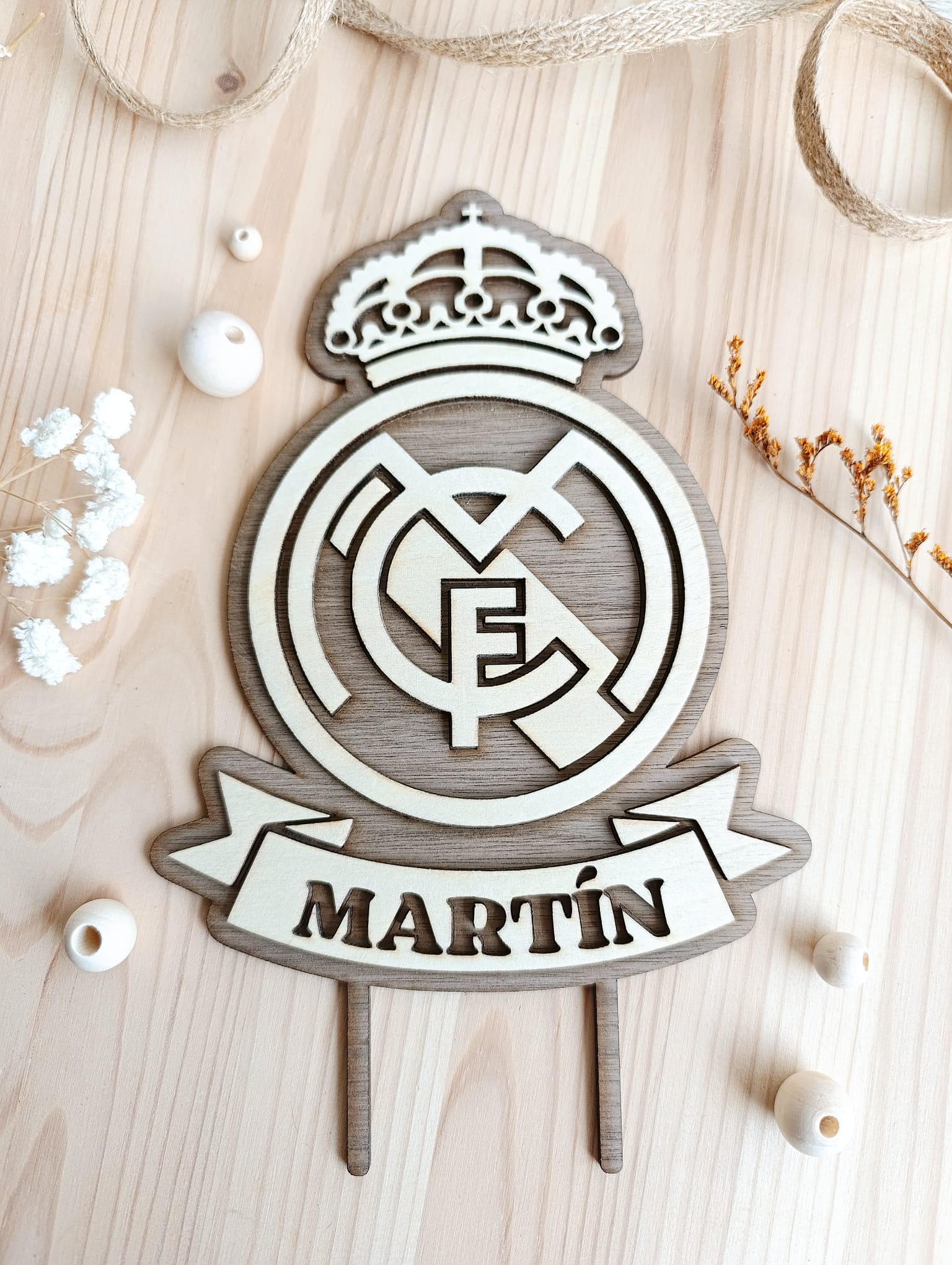 <strong>• Cake Topper Madera – Escudo Personalizado •</strong> - Imagen 2